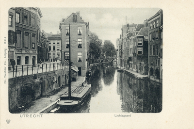 1629 Gezicht op de Oudegracht te Utrecht met op de achtergrond de Gaardbrug; links de ingang van de Donkere Gaard met ...